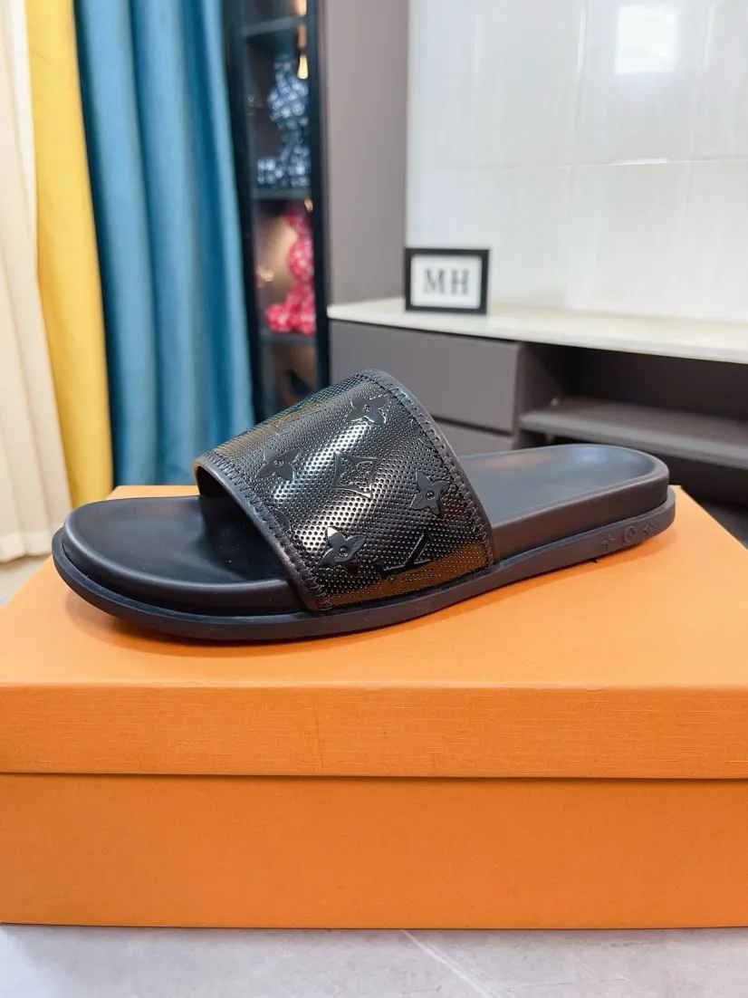 Ex-factory price 320🌹🌹 (lv-Louis Vuitton) new men's sandals, high-end boutique, exquisite embossed logo decoration on the upper, fine workmanship, super soft soles, casual, loose and comfortable, a must-have in summer! \nsize：38-44